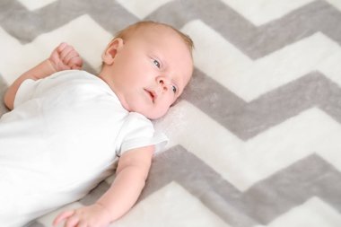 Yatakta uzanan tatlı bebek.