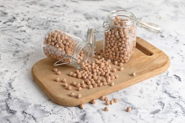 Masada çiğ nohut ile cam kavanoz