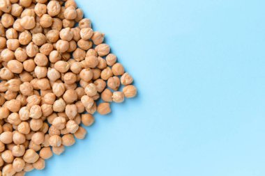 Renkli arka planda çiğ nohut