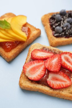 Renk arka planda farklı lezzetli sandviçler