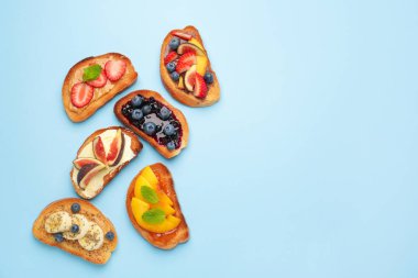 Renk arka planda farklı lezzetli sandviçler