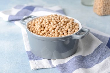 Masada çiğ nohut ile Pot