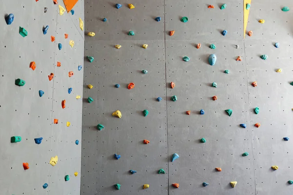 Pareti con prese da arrampicata in palestra — Foto Stock