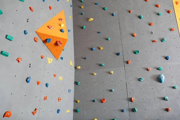 Paredes con asideros de escalada en gimnasio — Foto de Stock