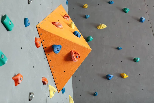 Murs avec cales d'escalade dans la salle de gym — Photo