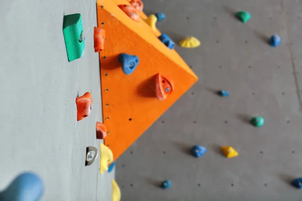 Tırmanma ile duvarlar spor salonunda tutar — Stok fotoğraf