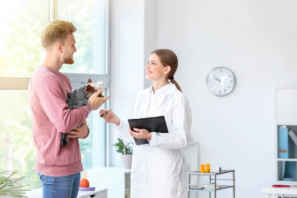 Man with his dog visiting veterinarian in clinic — Stock Photo, Image
