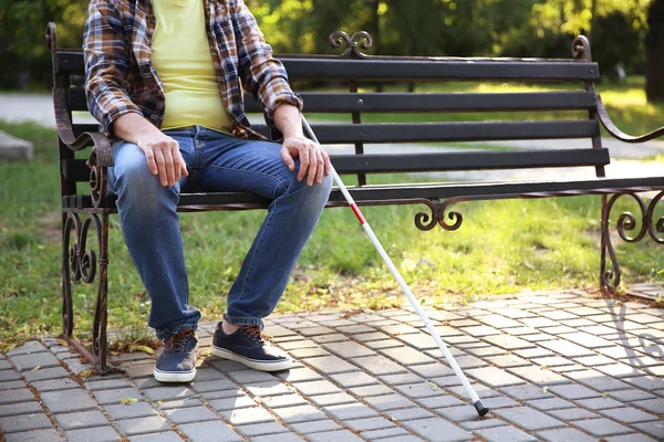 Blind mature man sitting on bench in park — Stock Photo, Image