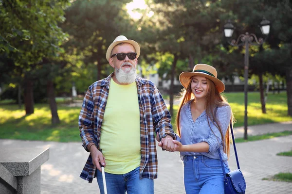 Ciego hombre maduro con su hija caminando en el parque —  Fotos de Stock