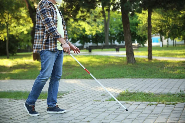 Слепой взрослый мужчина гуляет в парке — стоковое фото