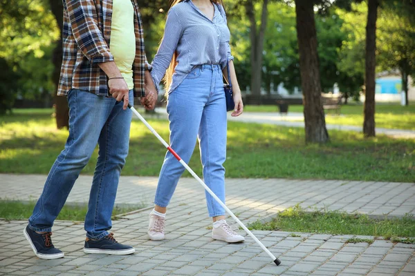 Blind mature man with his daughter walking in park — Stock Photo, Image