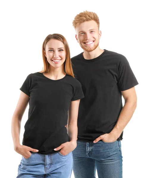 Para w stylowych koszulkach na białym tle — Zdjęcie stockowe