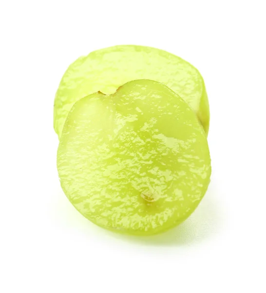 Uva madura cortada sobre fondo blanco — Foto de Stock