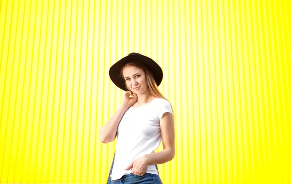 Vrouw in stijlvol t-shirt op kleur achtergrond — Stockfoto