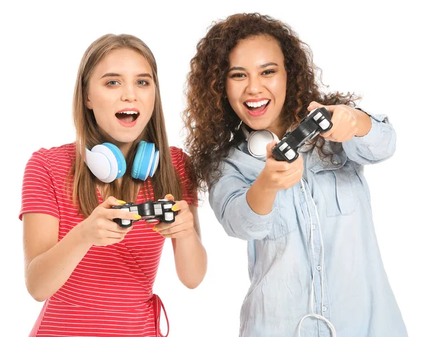 Ragazze adolescenti che giocano al videogioco su sfondo bianco — Foto Stock