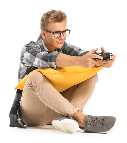 白い背景にビデオゲームをプレイ十代の少年 — ストック写真