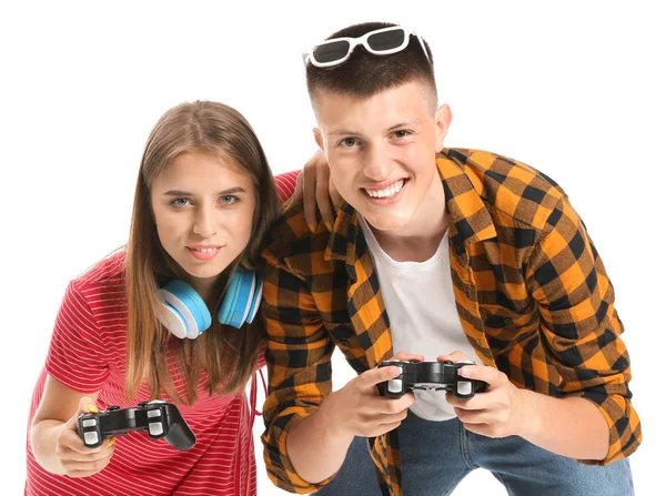 Έφηβοι παίζουν βίντεο παιχνίδι σε λευκό φόντο — Φωτογραφία Αρχείου
