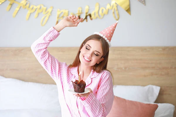 快乐的女人与生日蛋糕在家里的卧室 — 图库照片