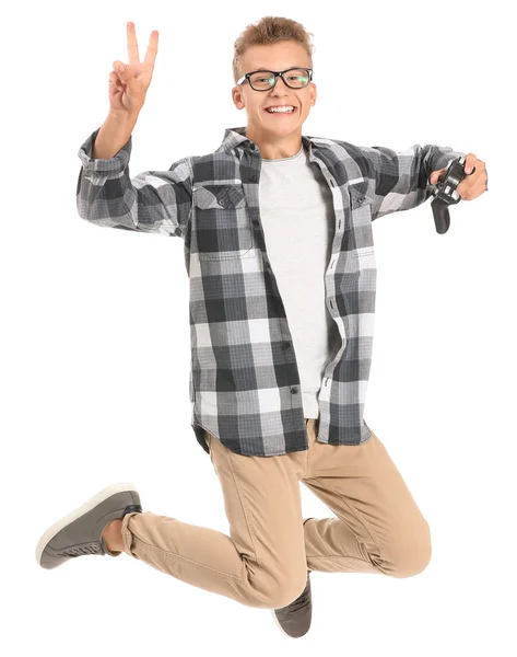 白い背景にビデオゲームコントローラを持つジャンプ十代の少年 — ストック写真
