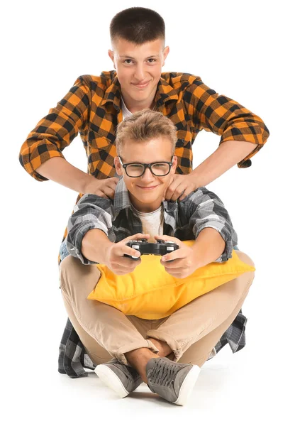 Ragazzi adolescenti che giocano al videogioco su sfondo bianco — Foto Stock