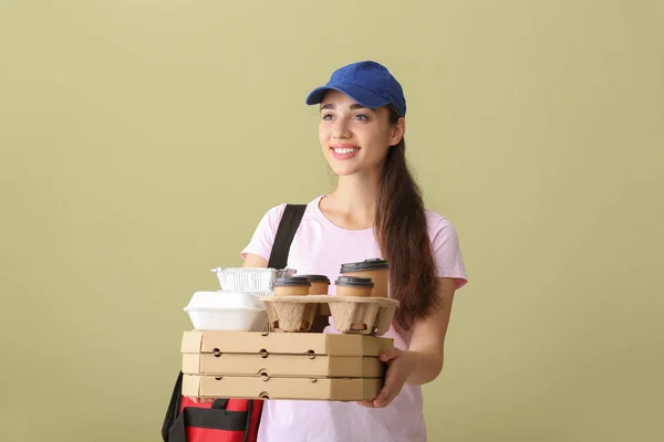 Female worker of food delivery service on color background — Stock Photo, Image