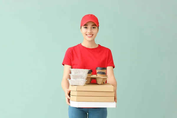 Vrouwelijke werknemer van Food delivery service op kleur achtergrond — Stockfoto