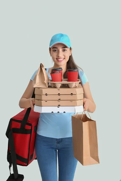 Vrouwelijke werknemer van Food delivery service op witte achtergrond — Stockfoto