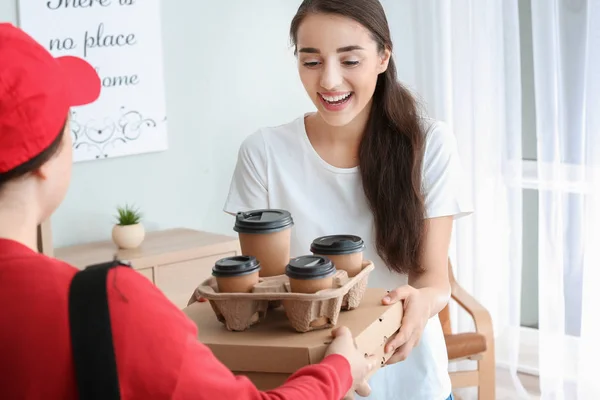 Vrouw ontvangen order van koerier van voedsel levering bedrijf — Stockfoto