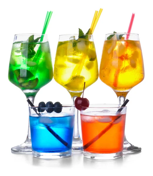 Beyaz arka planda gözlük farklı kokteyller