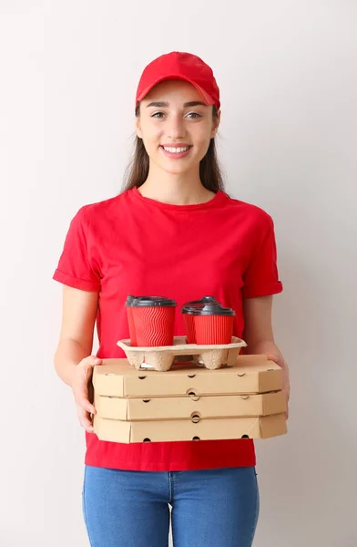 Vrouwelijke werknemer van Food delivery service op witte achtergrond — Stockfoto