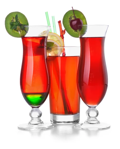 Verschillende cocktails in glazen op witte achtergrond — Stockfoto