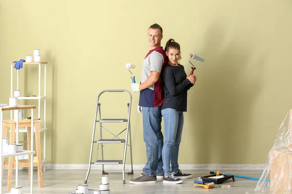 Feliz joven pareja haciendo reparación en su nueva casa — Foto de Stock