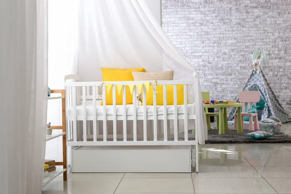 Interieur des stilvollen Kinderzimmers mit Babybett — Stockfoto