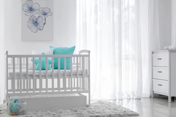 아기 침대가있는 세련된 어린이 방의 인테리어 — 스톡 사진