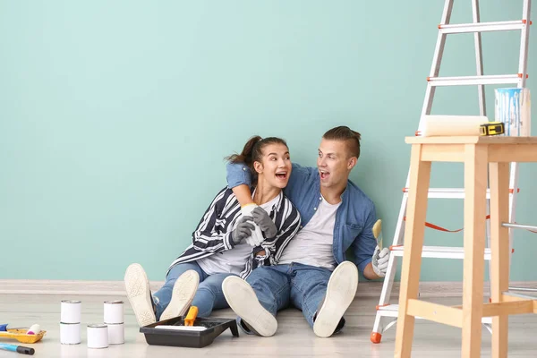 Счастливая молодая пара отдыхает во время ремонта своего нового дома — стоковое фото