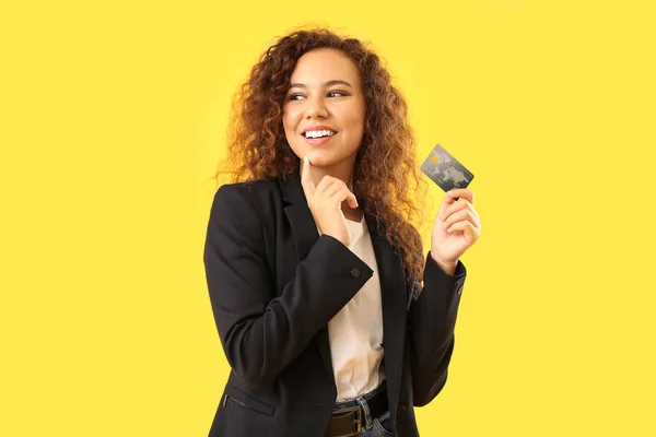 Mooie Afro-Amerikaanse vrouw met creditcard op kleur achtergrond — Stockfoto