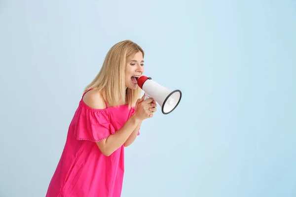Mujer gritando con megáfono sobre fondo de color —  Fotos de Stock