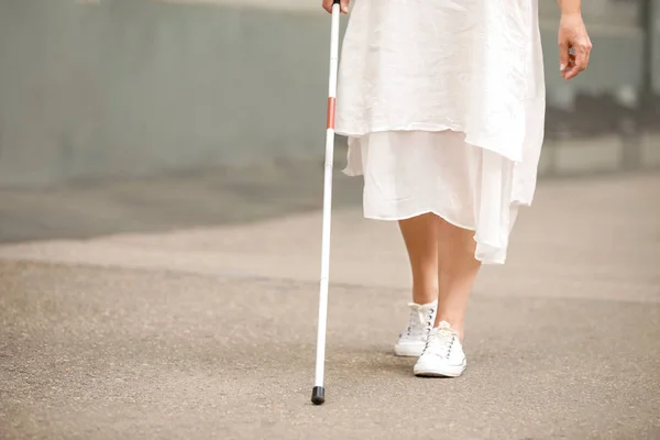 Blind mature woman walking outdoors — Stock Photo, Image