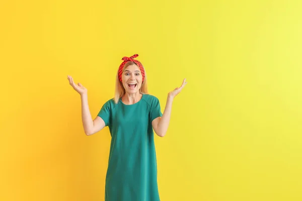 Aufgeregt schöne Frau auf farbigem Hintergrund — Stockfoto