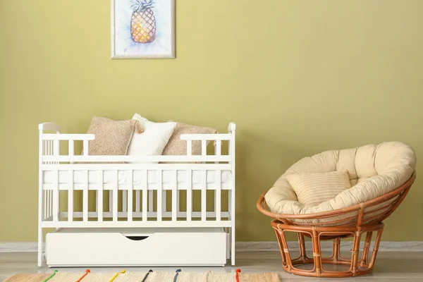 Stylish baby bed near color wall in interior of children's room — Stock Photo, Image