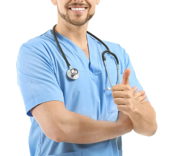 흰색 배경에 엄지 손가락을 보여주는 청진기를 가진 남성 간호사 — 스톡 사진
