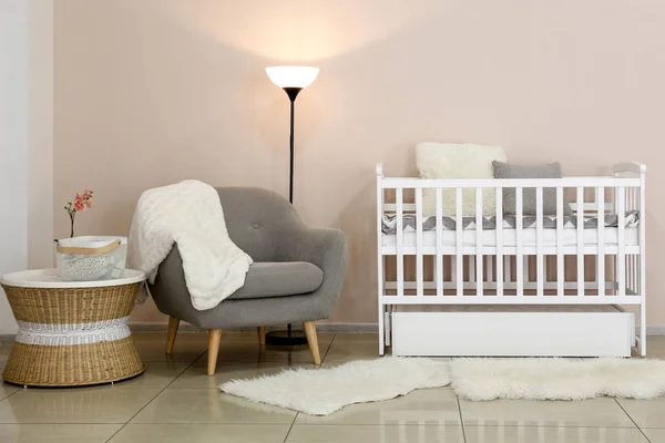 Interieur des stilvollen Kinderzimmers mit Babybett — Stockfoto