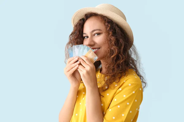 Mujer afroamericana feliz con tarjetas de crédito sobre fondo de color claro — Foto de Stock