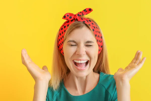 Screaming beautiful woman on color background — Stock Photo, Image