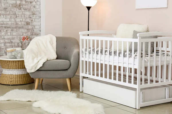 Interior de la elegante habitación de los niños con cama de bebé —  Fotos de Stock