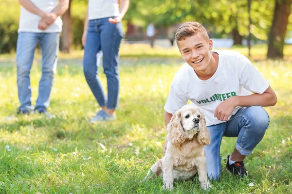 屋外でかわいい犬とティーンエイジボランティア — ストック写真