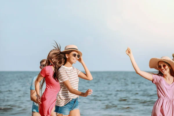 Boldog barátok futó tengerparton üdülőhely — Stock Fotó