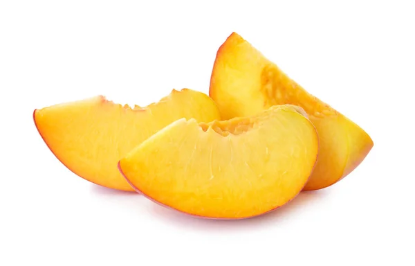 Reifer geschnittener Pfirsich auf weißem Hintergrund — Stockfoto