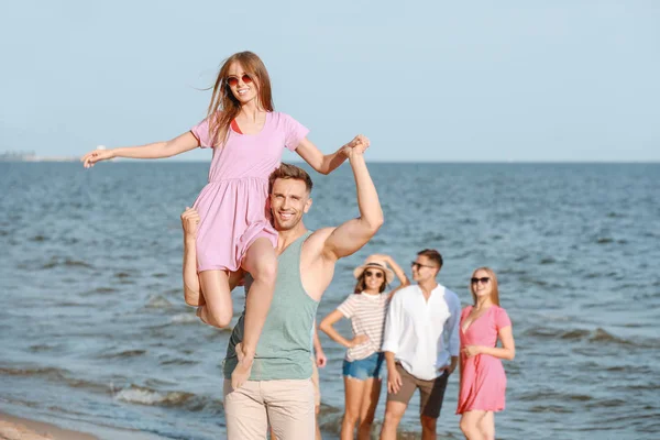 Happy friends on sea beach at resort — Stock Photo, Image