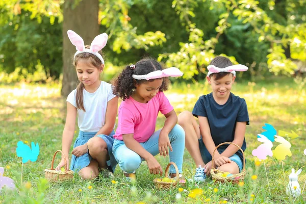 Kleine kinderen verzamelen paaseieren in het Park — Stockfoto